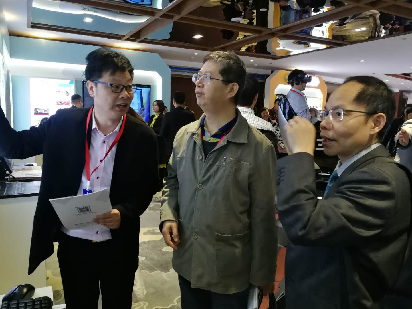 北京欧倍尔总经理樊友林与参会专家进行虚拟仿真案例探讨