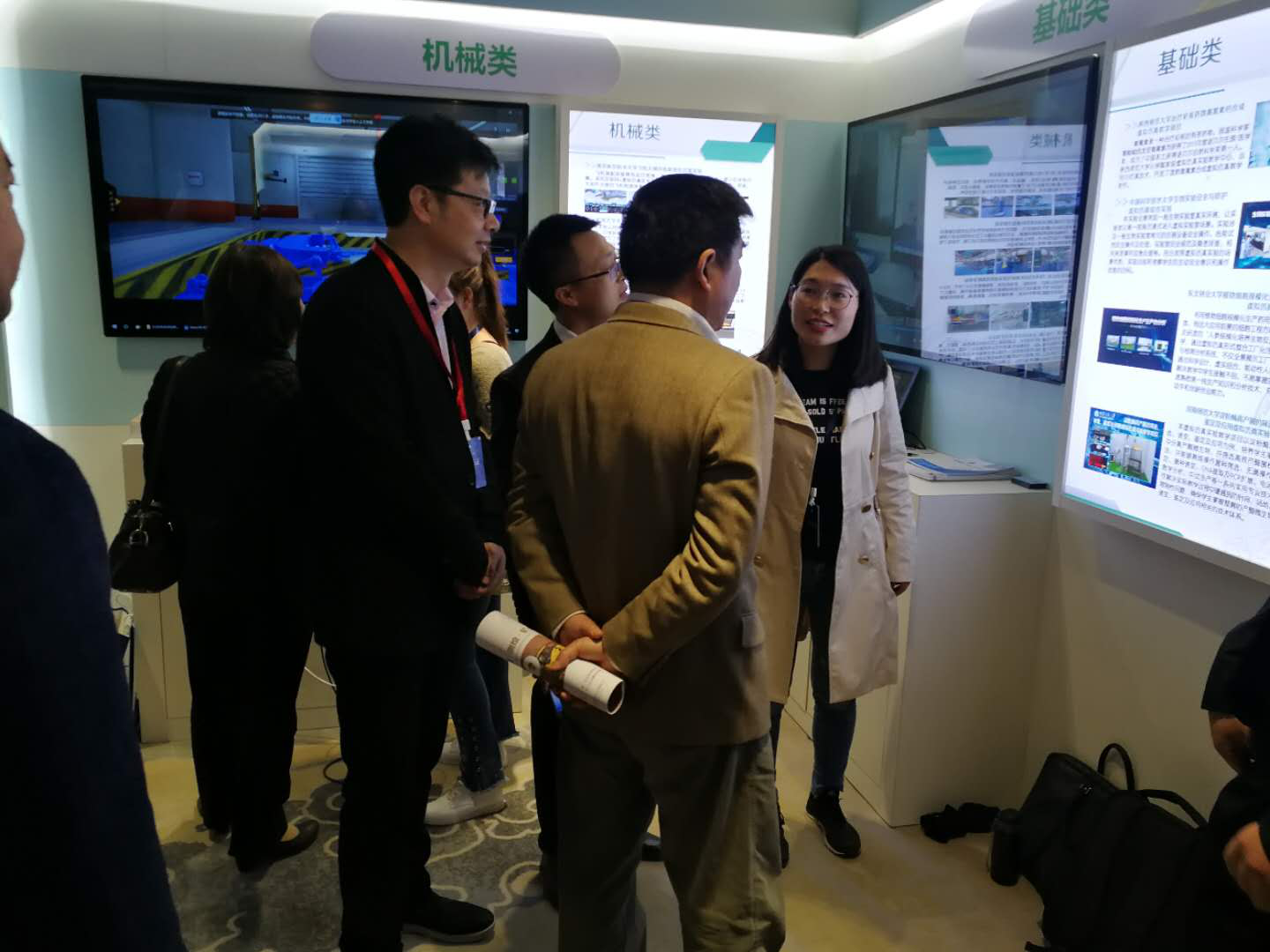 北京欧倍尔总经理樊友林与参会专家进行虚拟仿真案例探讨