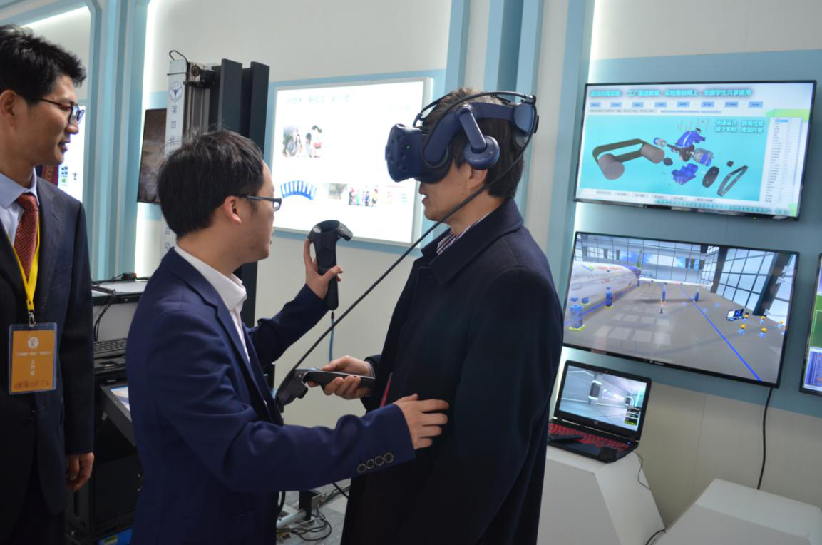 参会领导体验北京欧倍尔虚拟仿真软件VR演示