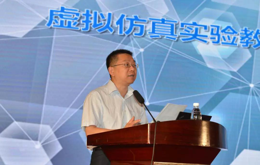 清华大学实验室与设备处处长、虚拟仿真实验教学创新联盟秘书长黄开胜