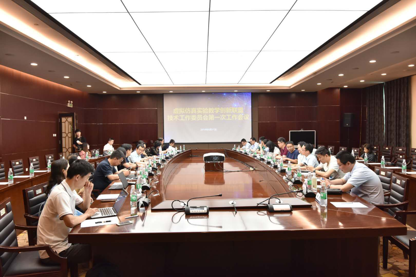 技术部经理 贺香文